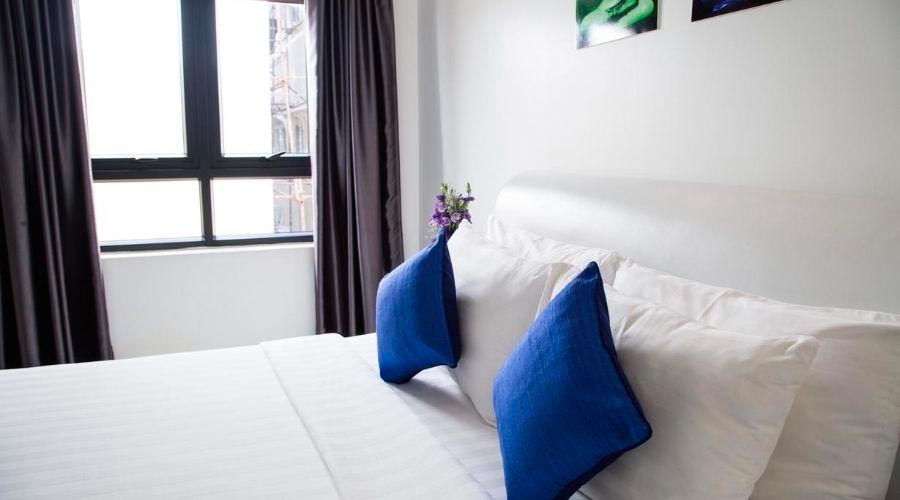 Cama de matrimonio decorada con Home Staging