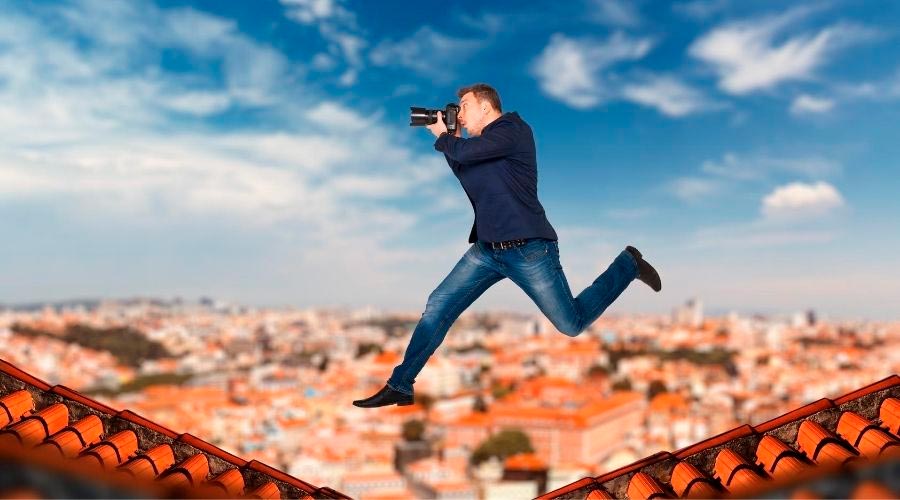 Hombre con una cámara fotografiando pisos.